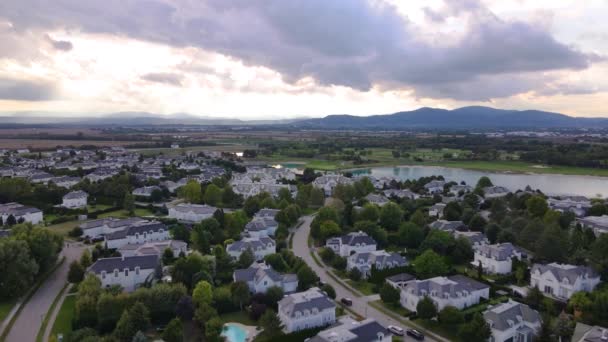 全景无人驾驶飞机的美国风格郊区的邻居 日落时间靠近河边 高质量的4K镜头 — 图库视频影像
