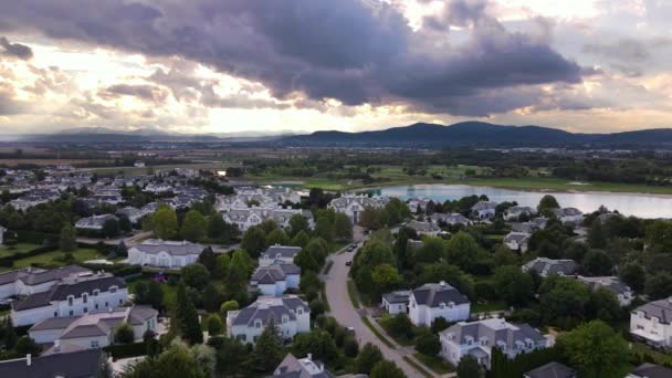 Panoramautsikt Över Amerikansk Stil Förorts Kvarter Solnedgång Tid Skyline Med — Stockvideo