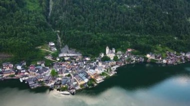 Avusturya Alpleri 'ndeki Hallstatt Gölü' ndeki Hallstatt köyünün havadan görünüşü, dağlar. Yüksek kalite 4k görüntü