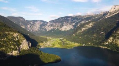 Günbatımında Hallstattersee gölü ve dağ manzarası, Avusturya doğasının stok videosu. Yüksek kalite 4k görüntü