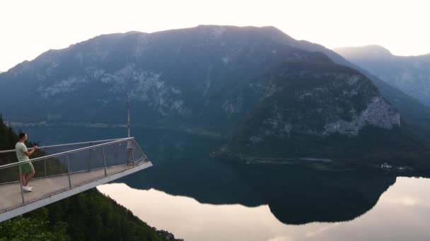 Jongeman Loopt Het Uitzichtplatform Met Drone Controller Uitzicht Alpen Bergen — Stockvideo