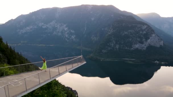 Žena Šatech Chůze Vyhlídkové Plošině Pohled Alpy Hallstattsee Jezera Vysoce — Stock video