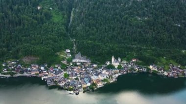 Hallstatt köyünün hava görüntüsü, Avusturya Stok insansız hava aracı videosundaki dağlar. Yüksek kalite 4k görüntü