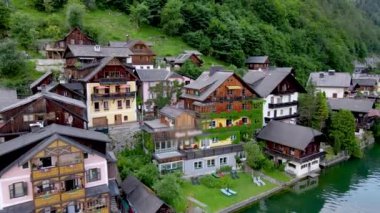 Hallstatt köyünün en iyi manzarası, Avusturya Stok insansız hava aracı videosundaki dağlar. Yüksek kalite 4k görüntü