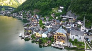 Hallstatt köyünün panoramik manzarası, Avusturya Stok insansız hava aracı videosundaki dağlar. Yüksek kalite 4k görüntü