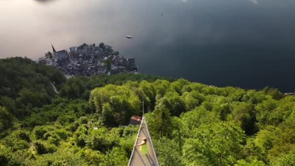 Horní Pohled Ženu Šatech Chůze Vyhlídkové Plošině Pohled Hallstattsee Jezera — Stock video