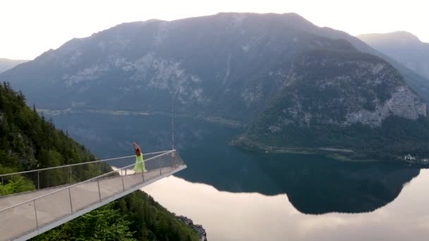 Kvinna Klänning Promenader Utsiktsplattformen Och Utsikt Över Alperna Bergen Och — Stockvideo