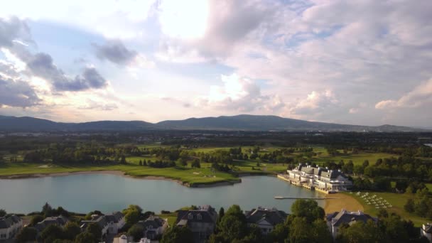 全景美国风格的房子在湖上 日落时间 山脉背景 股票视频 高质量的4K镜头 — 图库视频影像