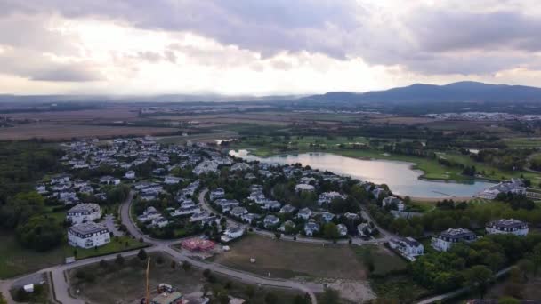 美国式郊区的无人驾驶飞机图像 日落时间接近河流 库存视频 高质量的4K镜头 — 图库视频影像