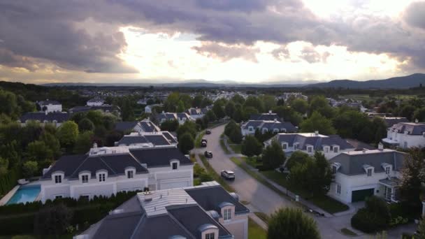 从空中俯瞰美国郊区风格 日落日 山地背景 高质量的4K镜头 — 图库视频影像