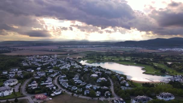 从空中俯瞰美国式郊区 日落时间接近河边 高质量的4K镜头 — 图库视频影像