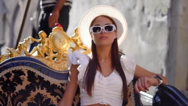 在威尼斯的贡多拉 一个戴着白帽戴着眼镜的白衣女孩在度假旅行 高质量的4K镜头 — 图库视频影像