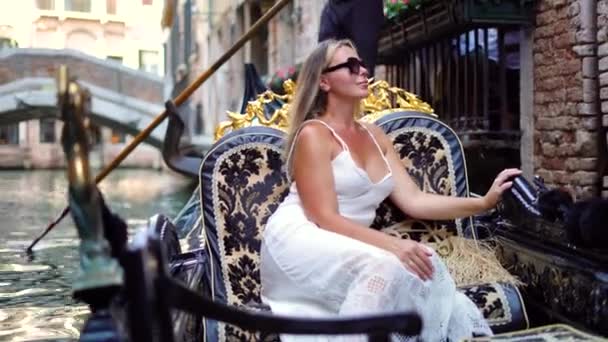Vacker Kvinna Vit Klänning Rider Gondol Venedig Kanalen Italien Sommartid — Stockvideo