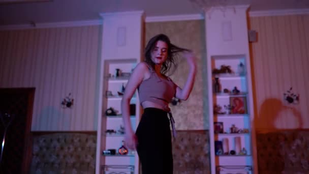 Menina Morena Sexy Roupas Cinza Preto Está Dançando Quarto Iluminado — Vídeo de Stock