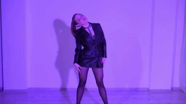 Σέξι Γυναίκα Ψηλά Τακούνια Και Μαύρο Δερμάτινο Φόρεμα Χορεύει Στο — Αρχείο Βίντεο
