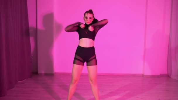 黒の上にセクシーな女と透明な短いレギンスが赤い照明の部屋で床の上で踊っている 高品質のフルHd映像 — ストック動画