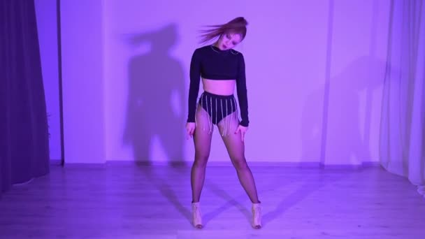 Verleidelijke Vrouw Transparante Legging Gewas Top Dans Danst Vloer Verlichte — Stockvideo