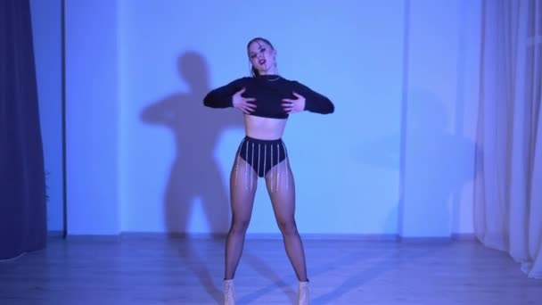 Sexy Meisje Transparante Legging Gewas Top Dans Danst Vloer Verlichte — Stockvideo