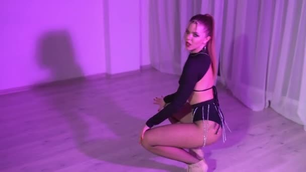 透明な短いレギンスとピンクの照明の部屋で床の上のダンスで魅惑的な女の子 高品質のフルHd映像 — ストック動画