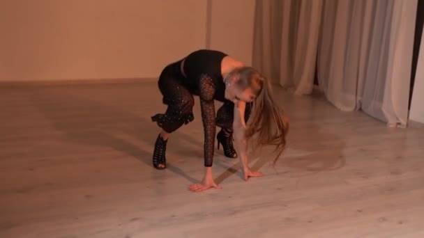 Seksowna Kobieta Topowych Spodniach Tanecznych Tańczy Podłodze Oświetlonego Pokoju Studyjnego — Wideo stockowe