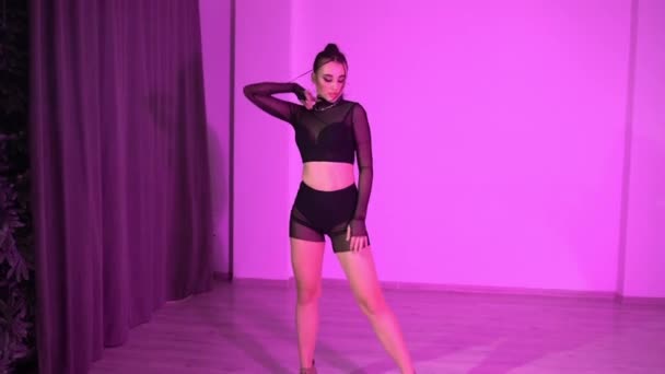 黒の上にセクシーな女の子と透明ショートレギンスが赤い照明の部屋で床の上で踊っています 高品質のフルHd映像 — ストック動画