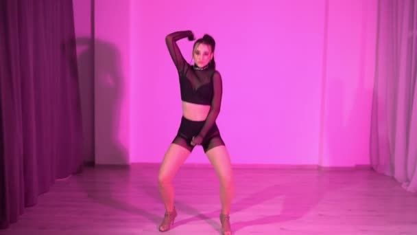 上にセクシーな女と透明な短いレギンスが赤い照明の部屋で床の上で踊っている 高品質のフルHd映像 — ストック動画