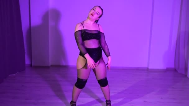 Sexy Model Tancerka Dziewczyna Czarny Przezroczysty Top Zbożowy Tańczy Kolorowe — Wideo stockowe