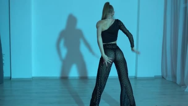 Seksowna Dziewczyna Górze Spodnie Tańca Tańczy Podłodze Niebieskiego Oświetlonego Studia — Wideo stockowe