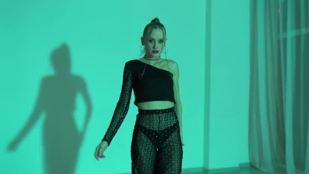 Γοητευτική Σέξι Κοπέλα Παντελόνι Χορού Και Τοπ Χορεύει Στο Πάτωμα — Αρχείο Βίντεο