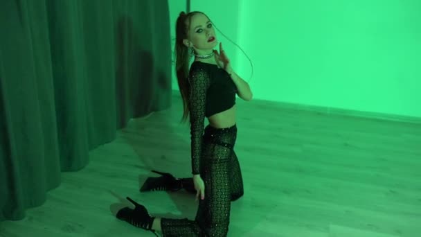 Uwodzicielska Seksowna Dziewczyna Górze Spodnie Tańca Tańczy Podłodze Zielonym Oświetlonym — Wideo stockowe