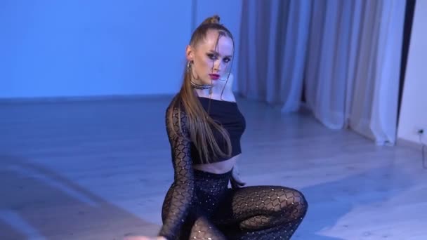 Σέξι Γυναίκα Top Dance Και Χορό Παντελόνι Χορεύει Στο Φωτισμένο — Αρχείο Βίντεο