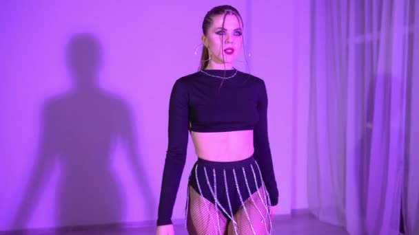 Sexy Frau Transparenten Leggings Und Crop Top Tanz Tanzt Auf — Stockvideo