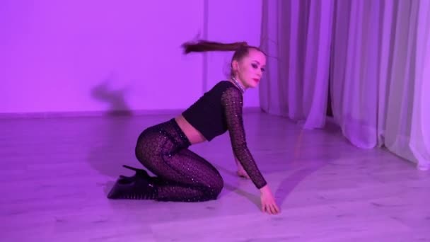 Sexy Meisje Top Dans Dans Broek Dansen Vloer Van Blauw — Stockvideo