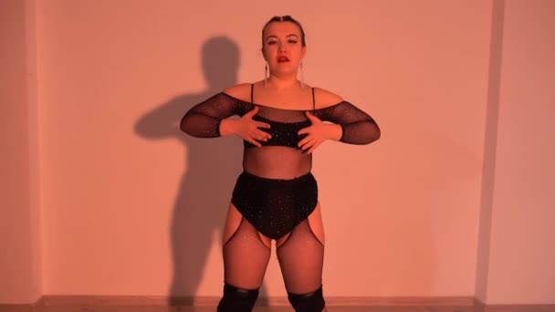 Modelo Bailarina Chica Negro Transparente Crop Top Está Bailando Sala — Vídeo de stock