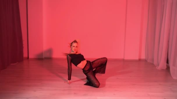 Γοητευτικό Κορίτσι Top Dance Dance Pants Χορεύει Στο Πάτωμα Του — Αρχείο Βίντεο
