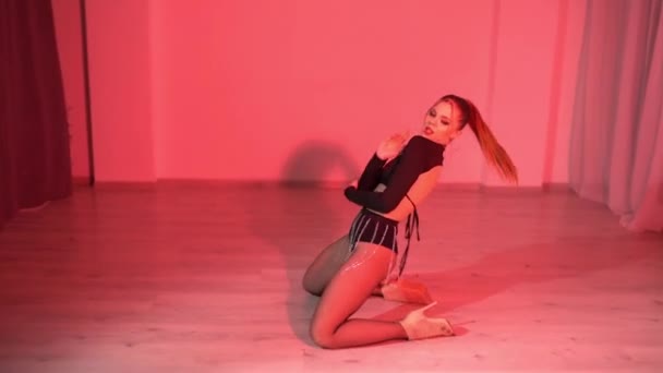 Mulher Sedutora Leggings Transparentes Dança Superior Chão Quarto Vermelho Iluminado — Vídeo de Stock