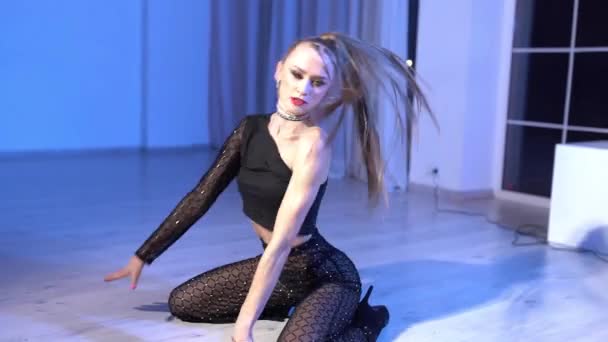 Sexy Dívka Top Dance Dance Kalhoty Tanec Podlaze Osvětlené Ateliérové — Stock video
