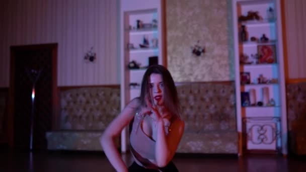 Сексуальна Брюнетка Жінка Сірому Чорному Одязі Танцює Освітленій Кімнаті Кадри — стокове відео