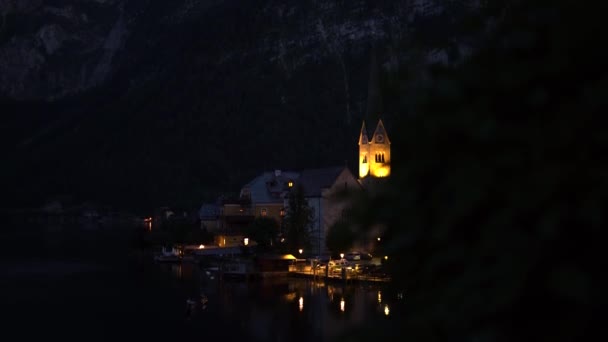 哈尔斯塔特村的影像在夜间拍摄 阿尔卑斯山背景在奥地利股票无人机视频 高质量的4K镜头 — 图库视频影像