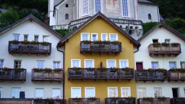 Tradycyjne Budynki Żółto Białe Marktplatz Hallstatt Austria Wysokiej Jakości Materiał — Wideo stockowe