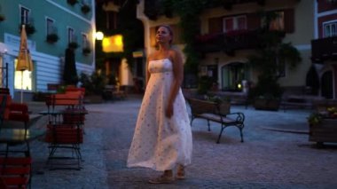Kadın gece vakti Hallstatt caddelerinde yürüyor. Yüksek kalite 4k görüntü