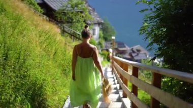 Kadın Hallstatt Doğa 'da merdivenlerden aşağı iner ve yaz mevsiminin tadını çıkarır. Yüksek kalite 4k görüntü