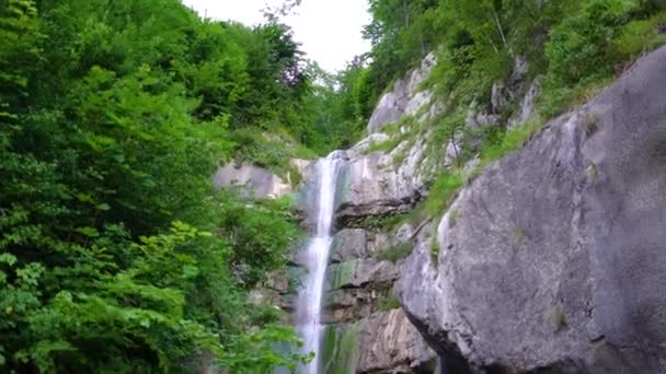 Видео Водопада Снятого Европе Австрии Hallstatt Высококачественные Кадры — стоковое видео