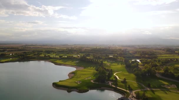 Aerial View Scenic Winding River Obklopen Les Při Západu Slunce — Stock video