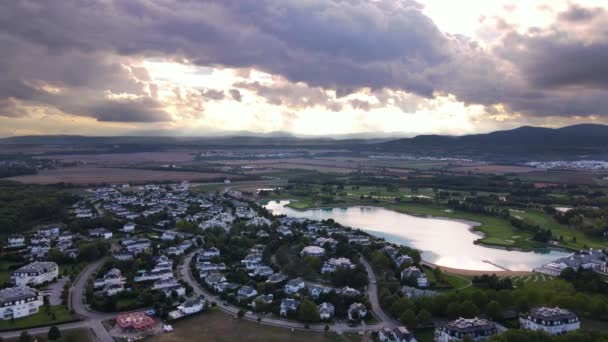 Αεροπλάνο Άποψη Του Αμερικανικού Στυλ Προαστιακής Γειτονιάς Ώρα Ηλιοβασιλέματος Κοντά — Αρχείο Βίντεο