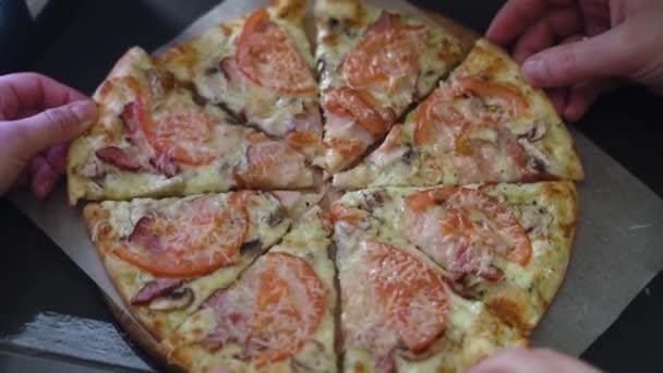 Handen Die Stukken Hete Lekkere Italiaanse Pizza Nemen Hoge Kwaliteit — Stockvideo