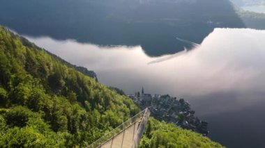 Avusturya Hallstatt 'ünün Skywalk platformu insansız hava aracı kontrolörüyle platformda oturuyor. Yüksek kalite 4k görüntü