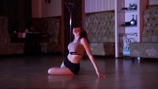Joven Chica Morena Sexy Cautivadores Bailes Lencería Doncella Negro Habitación — Vídeo de stock