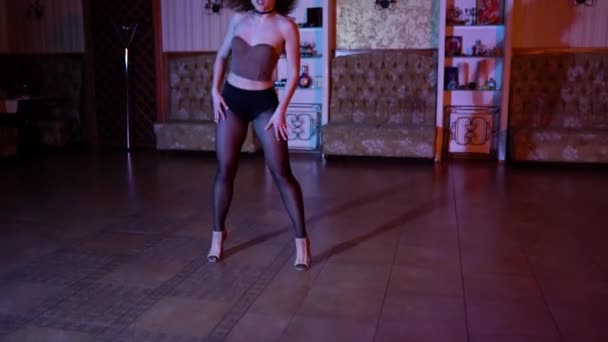 セクシーな女性のブルネットのダンサーは自由な動きがリズミカルに音楽を感じます 高品質4K映像 — ストック動画
