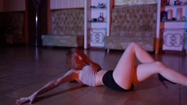 セクシーなブルネットの女の子は黒い乙女のランジェリーと床の上のハイヒールで魅力的なダンス 高品質4K映像 — ストック動画